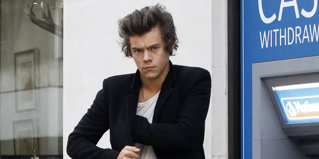 Harry Styles Tertangkap Pelukan Mesra Dengan Sesama Pria Harry Styles Tertangkap Pelukan Mesra Dengan Sesama Pria