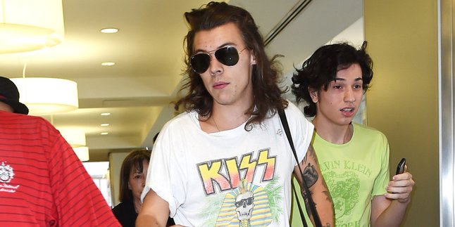 Harry Styles Tunjuk Cowok Yang Rebut Pacarnya Saat Konser