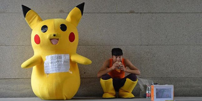 Haru, Pria Ini Rela Jadi Pikachu Demi Biayai Pengobatan Anak