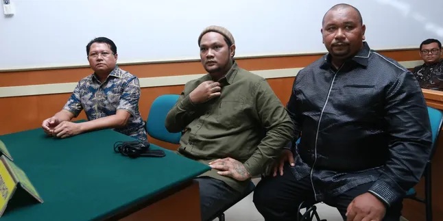 Hasil Tes Urine Pertama, Polisi Sebut Virgoun dan Teman Wanitanya Positif Konsumsi Narkotika Jenis Sabu Hasil Tes Urine Pertama, Polisi Sebut Virgoun dan Teman Wanitanya Positif Konsumsi Narkotika Jenis Sabu