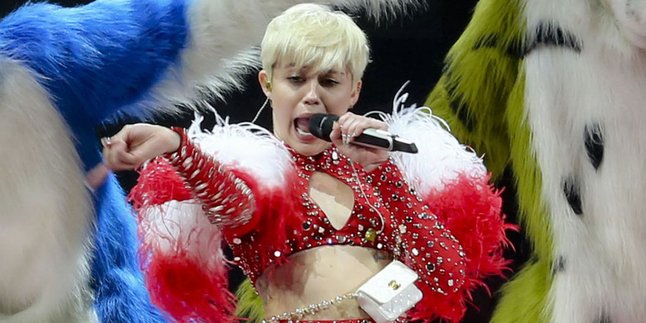 Haters Miley Cyrus Pelaku Pembakaran Bus Bangerz Tour?