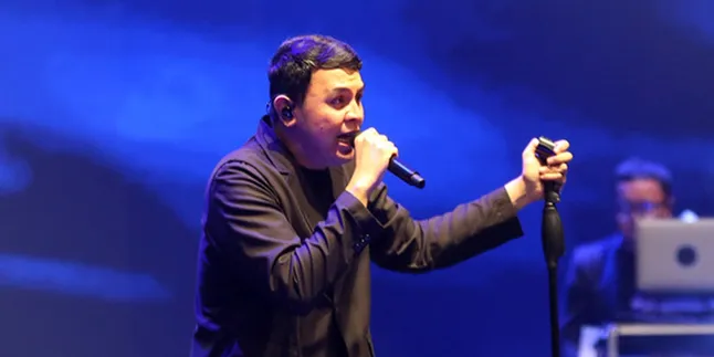 Hati-hati di Jalan, Tulus Tutup Tur Manusia 2023 Dengan Sempurna