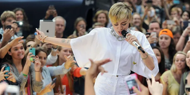 Hebat, Miley Cyrus Kuasai View VEVO Tahun Ini!