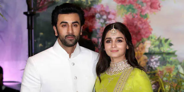Heboh Beredar Undangan Pernikahan Ranbir Kapoor dan Alia Bhatt, Ternyata Palsu!