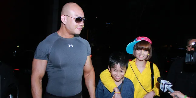 Heboh! Deddy Corbuzier & Chika Jessica Mesra di Atas Ranjang Heboh! Deddy Corbuzier & Chika Jessica Mesra di Atas Ranjang