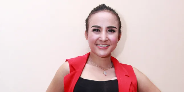 Heboh di Kolam Pakai Bikini, Cynthiara Alona Tak Sadar Alami Nipslip Heboh di Kolam Pakai Bikini, Cynthiara Alona Tak Sadar Alami Nipslip