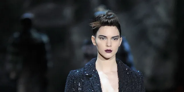 Heboh! Kendall Jenner Dikabarkan Dihamili Pacar Kakaknya Heboh! Kendall Jenner Dikabarkan Dihamili Pacar Kakaknya