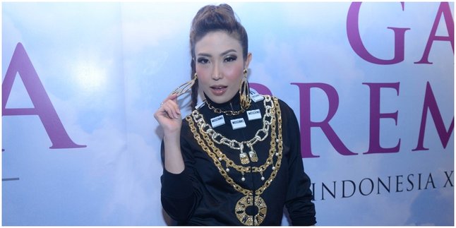 Stirring Netizens, Ayu Dewi Washes Clothes with Luxury Outfit in Front of the House