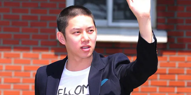Heechul Keluar Dari Wajib Militer Dengan Penghargaan Heechul Keluar Dari Wajib Militer Dengan Penghargaan