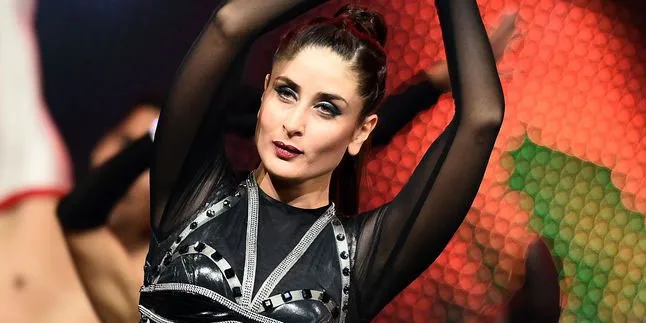 Heels Lancip Emas Dipadu Dress Merah, Kareena Kapoor Tampil Cetar