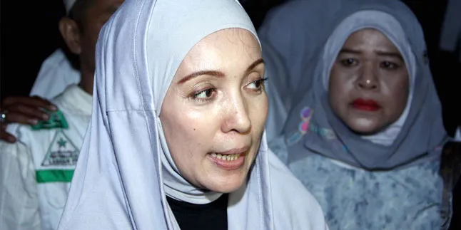 Henidar Amroe Konsisten Berjilbab Setelah Diyakinkan Uje