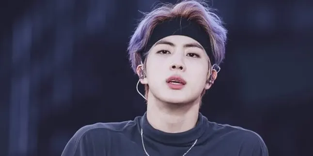 Hiasi Tas, Jin BTS Bikin Gantungan Kunci Ini Langsung Ludes Terjual