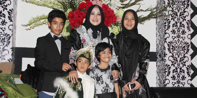 Hibur Anak Yatim, Putra Bungsu Mendiang Uje Gelar Khitanan