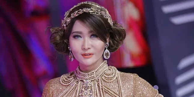 Hibur Lapas Cipinang, Inul Daratista Nyawer Lembaran 100 ribu untuk Para Napi