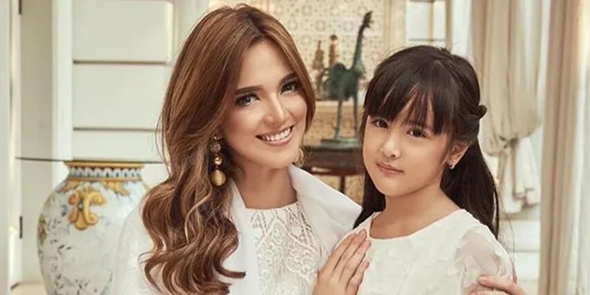 Hidup Enak Berkecukupan, Nia Ramadhani Ajari Anak Untuk Berbagi Dengan Sekitar Hidup Enak Berkecukupan, Nia Ramadhani Ajari Anak Untuk Berbagi Dengan Sekitar