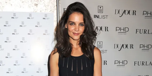 Hii... Wajah Katie Holmes Jadi Seram Kalau Kena Sinar Matahari Hii... Wajah Katie Holmes Jadi Seram Kalau Kena Sinar Matahari