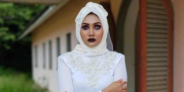 Hijab 'Bawal Pocong' Berkolaborasi Dengan Gaun Pengantin, Jadi Tren Fashion Terbaru!