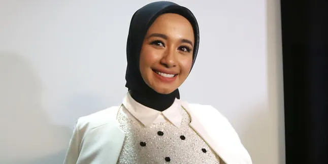 Hijab Bikin Laudya Cynthia Bella Lebih Mudah Dalam Bekerja Hijab Bikin Laudya Cynthia Bella Lebih Mudah Dalam Bekerja