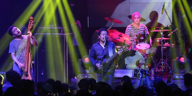 Hipnotis Penonton, Payung Teduh Jadikan Suasana Weekend Romantis