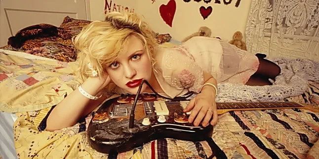 Hobi Baru Courtney Love: Menghisap Rokok Elektrik!