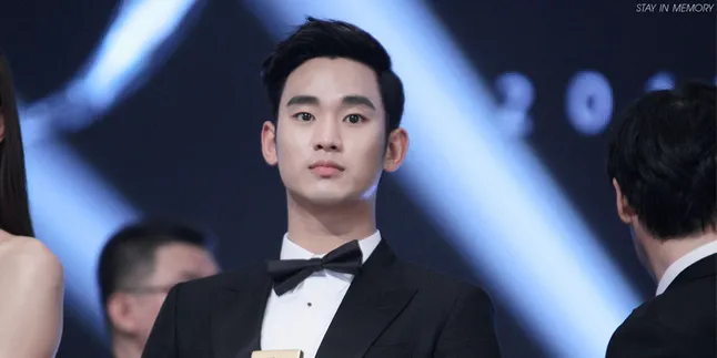 Hobi Main Bowling, Kim Soo Hyun Pamer Otot Lengan