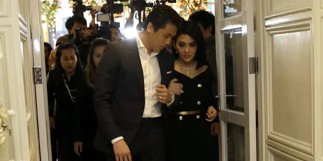 Honey Moon ke Swiss, Reino Barack Kunjungi Pabrik Pembuatan Jam Mewah