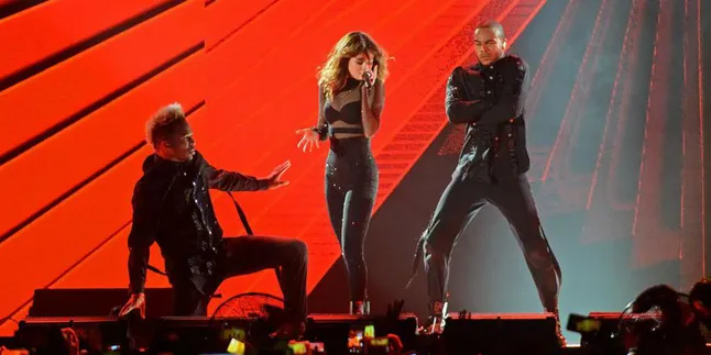 Hormati Adat Ketimuran, Ini Lho Kostum Selena Gomez di Konsernya