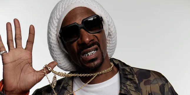 Hot! Aksi Snoop Lion Ditemani 3 Penari Seksi