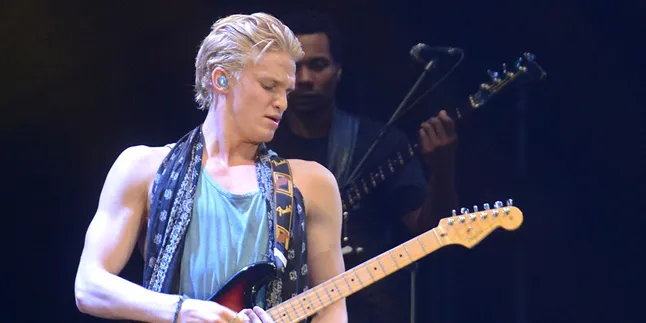 Hot, Cody Simpson dan Gigi Hadid Nekat Lakukan Pose Seksi Ini