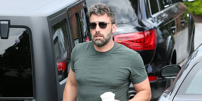 Hot Daddy! Ben Affleck Ajak Ketiga Anaknya Jalan-Jalan ke Pasar