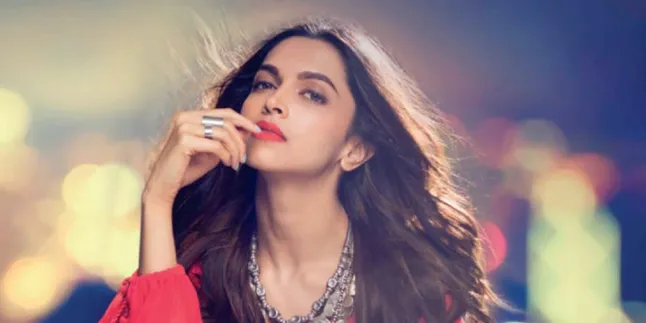 Hot Di Spanyol, Deepika Padukone Pamer Belahan Gaun Super Rendah Hot Di Spanyol, Deepika Padukone Pamer Belahan Gaun Super Rendah