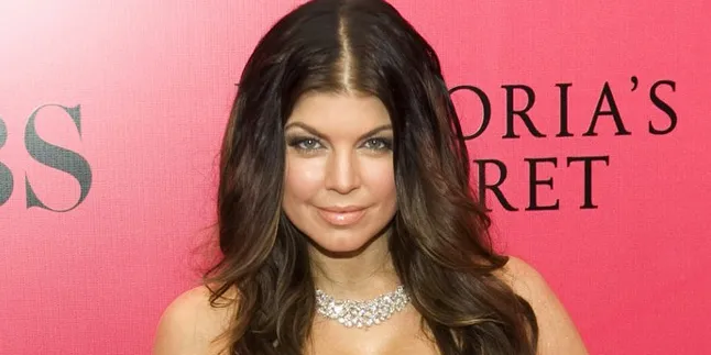 Fergie 'Menyusui' Joan Rivers di Depan Kamera! Fergie 'Menyusui' Joan Rivers di Depan Kamera!
