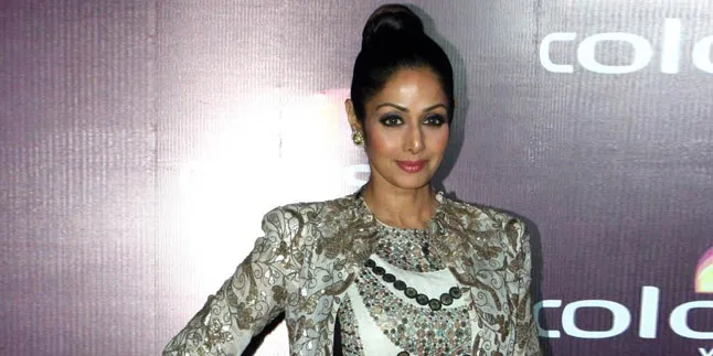 Hot Mom! Sridevi Tampil Modis dan Trendi Secantik ABG Masa Kini