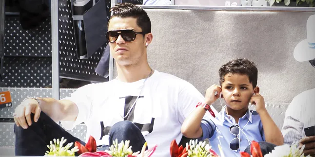 Hot Papa! Romantisme Mesra Cristiano Ronaldo dan Anaknya Hot Papa! Romantisme Mesra Cristiano Ronaldo dan Anaknya