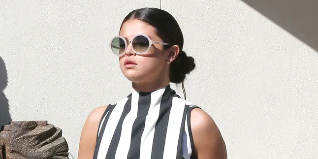 Hot! Selena Gomez Ekspos Perut Seksi di Pinggir Jalan