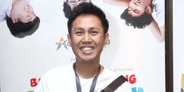 Hujan Deras, Eko Patrio Tetap Bagikan Takjil Di Jalanan