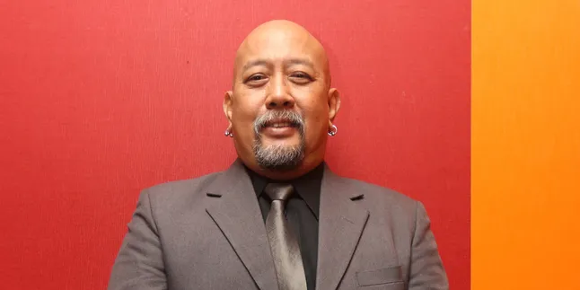 Hujan, Indro Warkop Tak Sempat Sambangi Makam Taufik Savalas