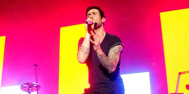 Hujan, Penonton Konser Maroon 5 Serbu Penjual Mie Instan