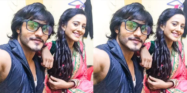 Hujan, Ravi Bhatia Pose Romantis Sepayung Berdua Heena Parmar Hujan, Ravi Bhatia Pose Romantis Sepayung Berdua Heena Parmar