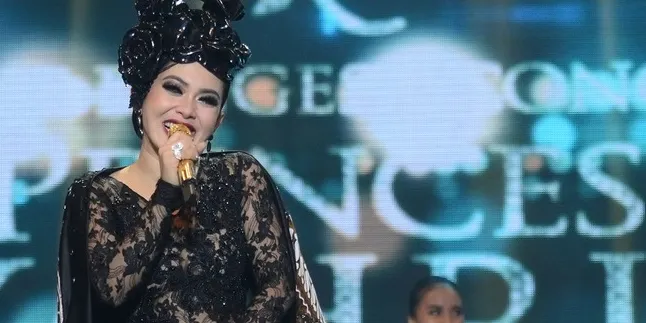 Hujan, Syahrini Eksis di Belgia Dengan Tas Hermes Bungkus Plastik
