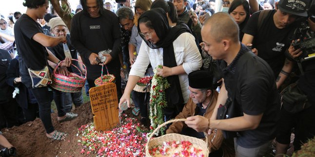 Rain Colors Ria Irawan's Funeral, Joko Anwar Suddenly Appears and Sends Prayers