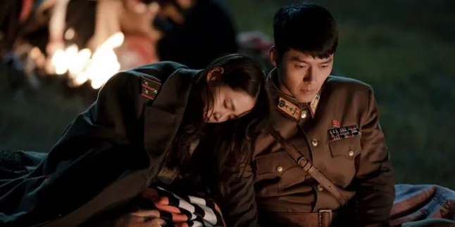 Hyun Bin & Son Ye Jin Bertatapan Mesra di Poster Teaser 'CRASH LANDING ON YOU' Hyun Bin & Son Ye Jin Bertatapan Mesra di Poster Teaser 'CRASH LANDING ON YOU'