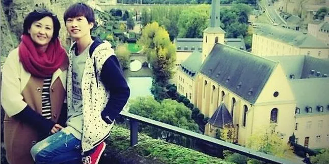 Ibu Eunhyuk Komentari Skandal Foto IU dan Eunhyuk