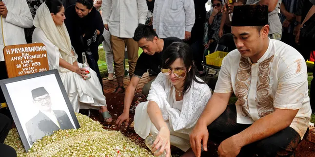 Ibu Nia Ramadhani Ungkap Kedekatan Nia dan Mendiang Ayahnya