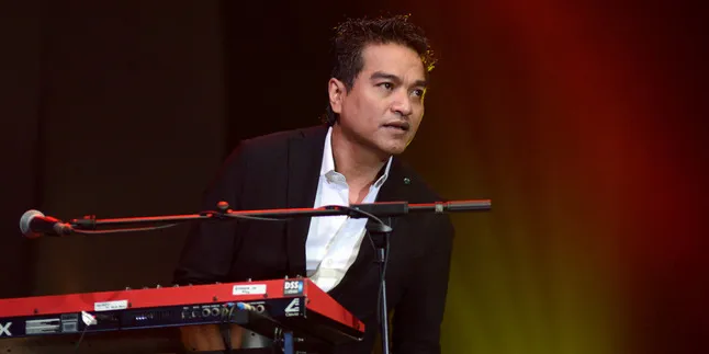 Ibunda Indra Lesmana Dimakamkan di Liang Lahat Almarhum Suaminya