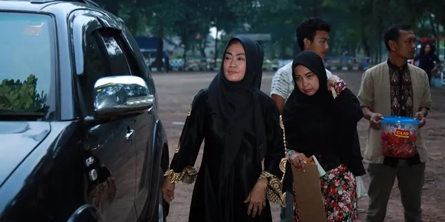 Ibunda Julia Perez Kaget Ketemu Raffi Ahmad di Kuburan Ibunda Julia Perez Kaget Ketemu Raffi Ahmad di Kuburan