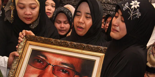 Ibunda Uje Masih Rasakan Keberadaan Uje