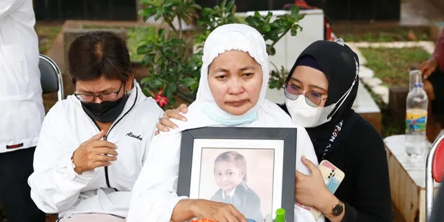 Ibunda Ungkap Keinginan Terakhir Dicky Topan Sebelum Tutup Usia Ibunda Ungkap Keinginan Terakhir Dicky Topan Sebelum Tutup Usia