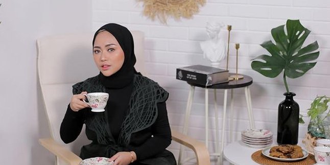 Mother Reveals Rachel Vennya Still Often Wears and Removes Hijab