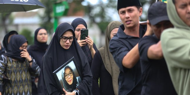 Ussy Sulistiawati's Mother Laid to Rest in One Grave Alongside Her Child, Expressed This Wish Before Passing Away